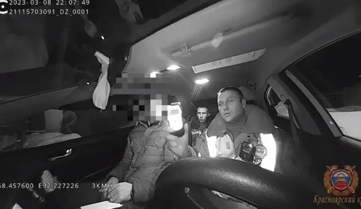 В Красноярском крае водитель без прав спрятался на заднем сидении при виде наряда ДПС