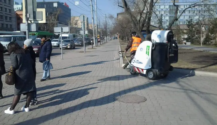 На улицы Красноярска выводят для работы мобильные уличные пылесосы