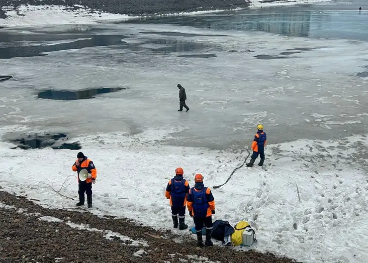На севере Красноярского края под лед вместе со снегоходом ушел мужчина
