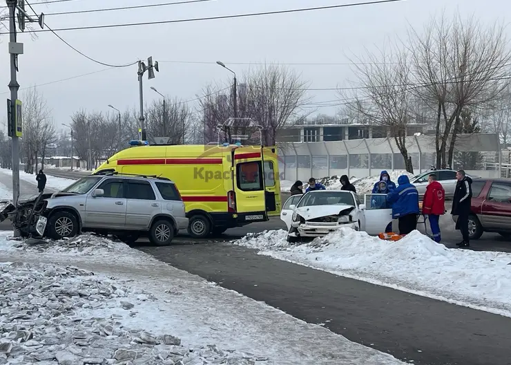 В Красноярске в аварии около лицея № 12 пострадала женщина