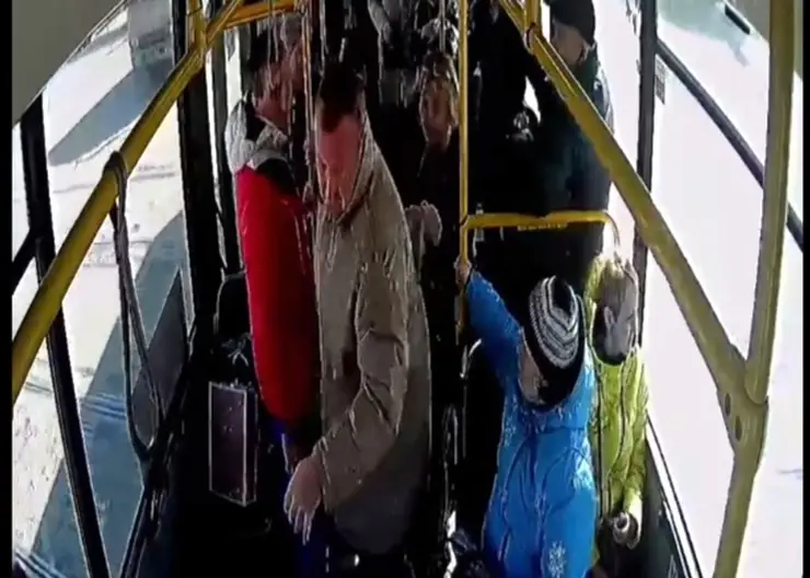 В Красноярске пассажир устроил драку и распылил газовый баллончик в салоне автобуса