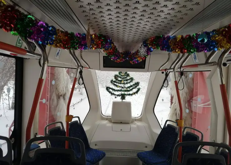 В Красноярске трамваи «Львята» украшают к Новому году