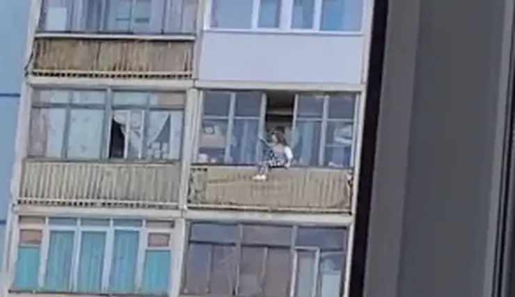 На севере Красноярского края 13-летняя девочка сидела на перилах балкона 8-го этажа