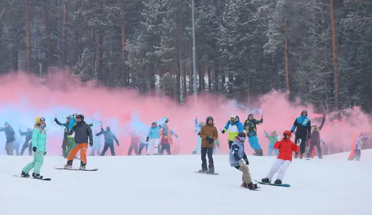 В Красноярске 200 сноубордистов спустились со склонов «Бобрового лога»