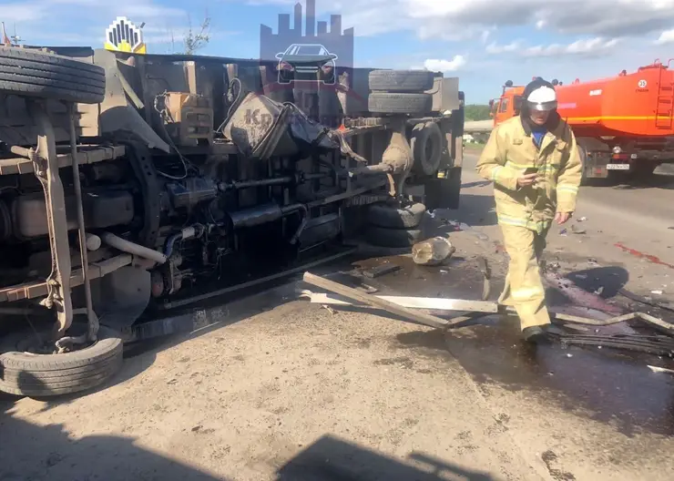 На Северном шоссе в Красноярске грузовой автомобиль упал набок