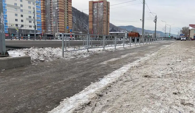 В Красноярске на улице Свердловской появились ограждения около съезда с Николаевского моста