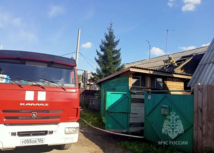 В Красноярске подожгли частный дом на улице Шиферников