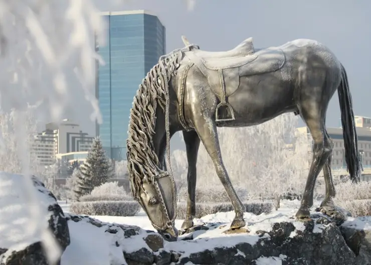 В Красноярске на Стрелке покрасят скульптуру белой лошади