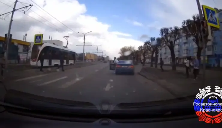 В Красноярске 7-летняя девочка переходила дорогу на красный и попала под колеса