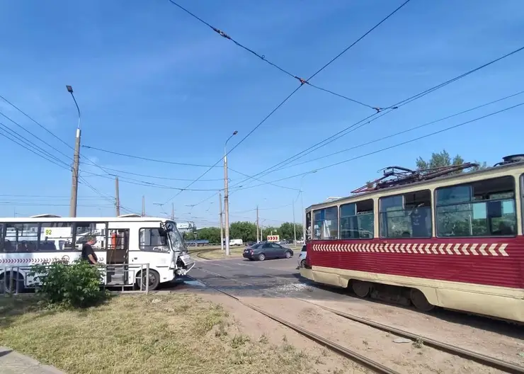 В Красноярске на улице Мичурина автобус столкнулся с трамваем