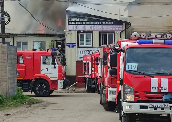 В центре Красноярска загорелось офисное здание