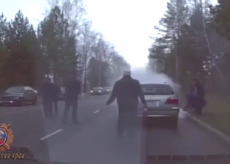 В Зеленогорске сотрудники ГИБДД помогли потушить загоревшийся Nissan