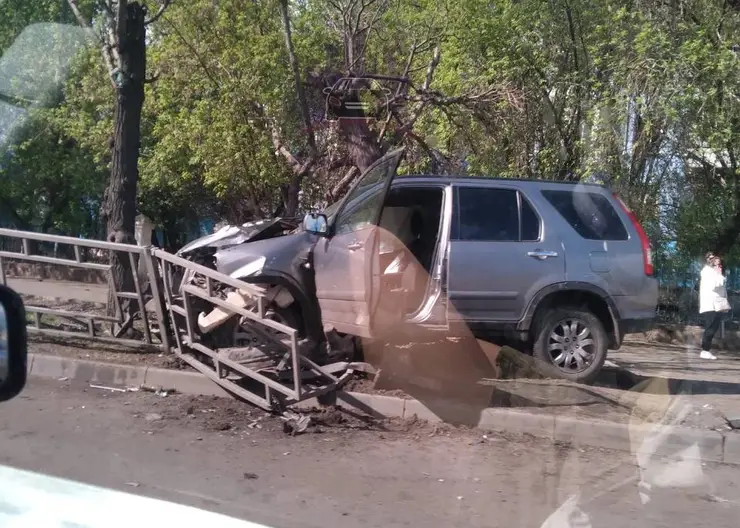 В Красноярске 79-летний водитель врезался в ограждение на Мичурина и погиб
