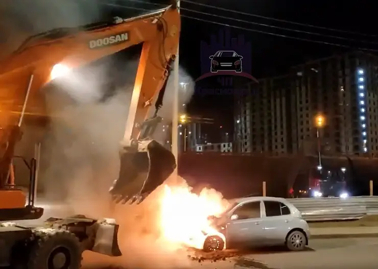 В Красноярске на улице Авиаторов во время движения вспыхнул автомобиль