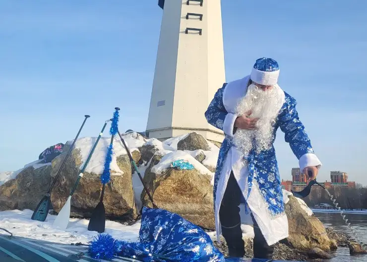 В Красноярске прошел массовый заплыв Дедов Морозов на сапах