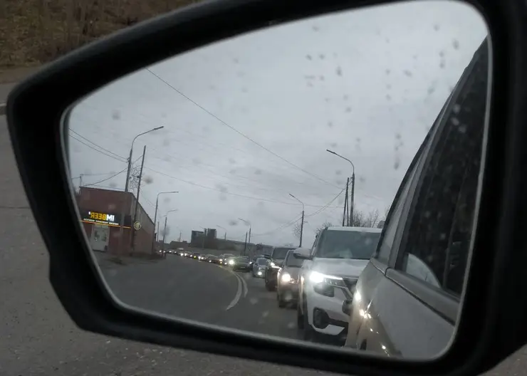 Красноярцы жалуются на часовые пробки в направлении Дивногорска