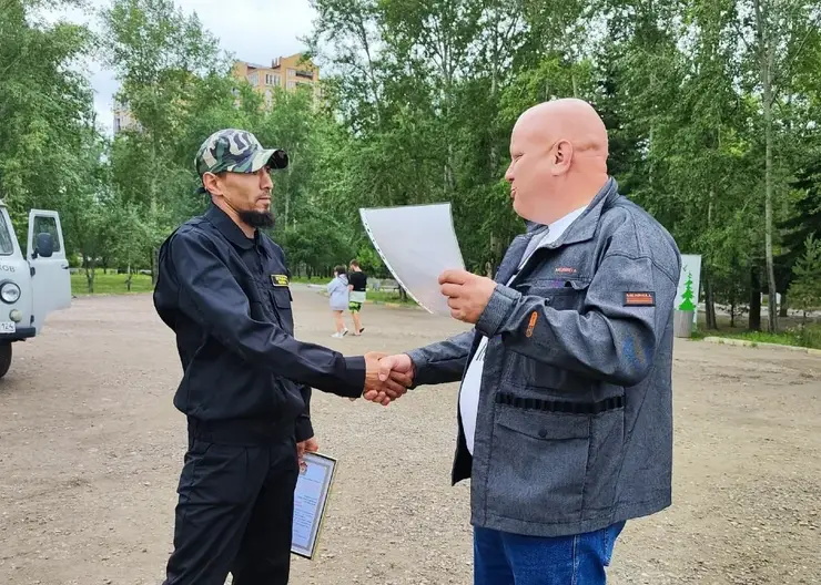 В Красноярске охранник озеро-парка «Октябрьский» спас тонущего человека