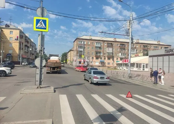 В Красноярске двое детей попали под колеса машин