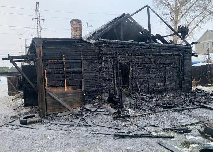 В Красноярском крае при пожаре в жилом доме погибли мать и двое маленьких детей