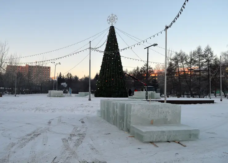 В Красноярске начали делать ледовый городок в сквере Серебряный
