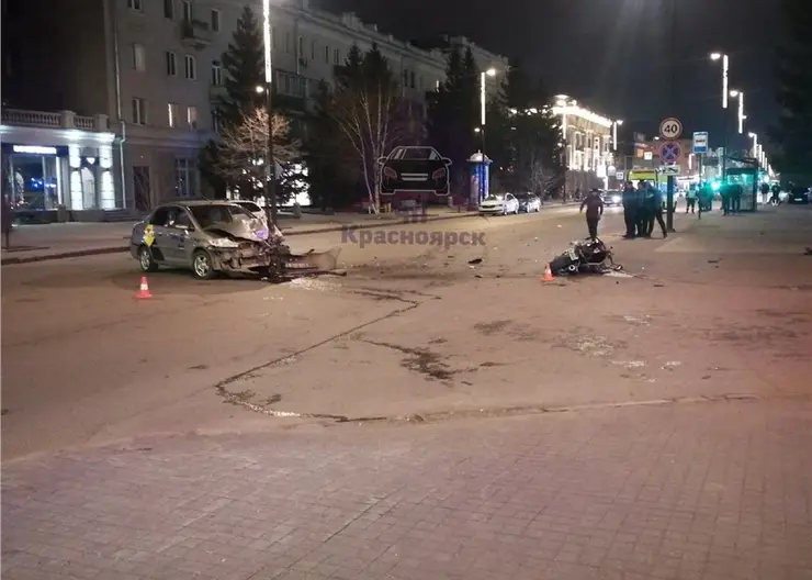 В центре Красноярска водитель «Яндекс.Такси» сбил парня и девушку на мотоцикле