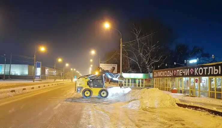 В Красноярске ночью убрали 8062 кубометра снега
