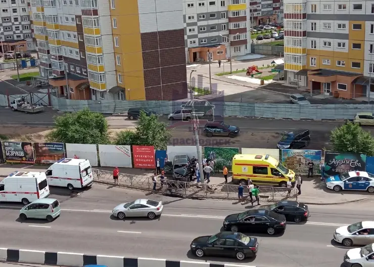 В Красноярске водитель врезался в столб на улице Партизана Железняка