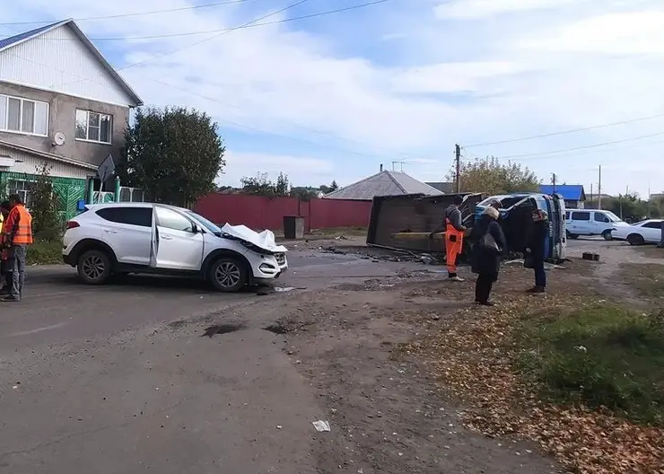Жительница Минусинска на кроссовере перевернула грузовик