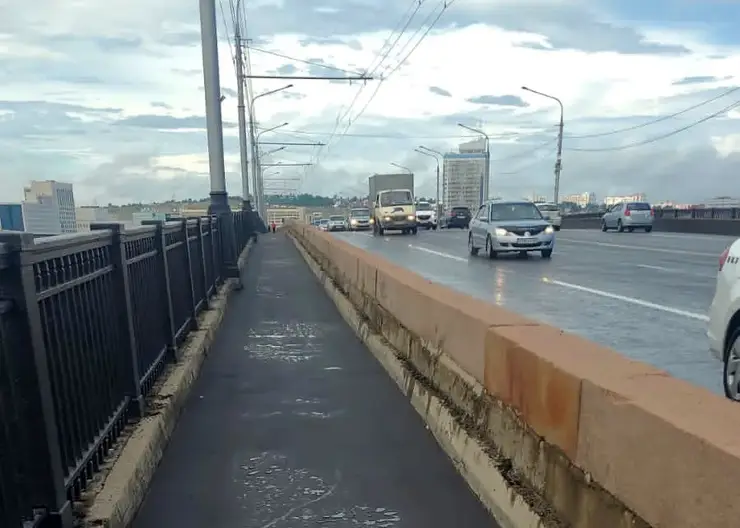 В Красноярске завершился ремонт тротуара Коммунального моста в сторону правого берега