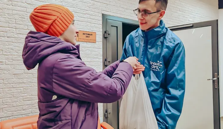 В Красноярске благодаря акции «Дай лапу, друг!» собрали 227 кг еды для бездомных собак