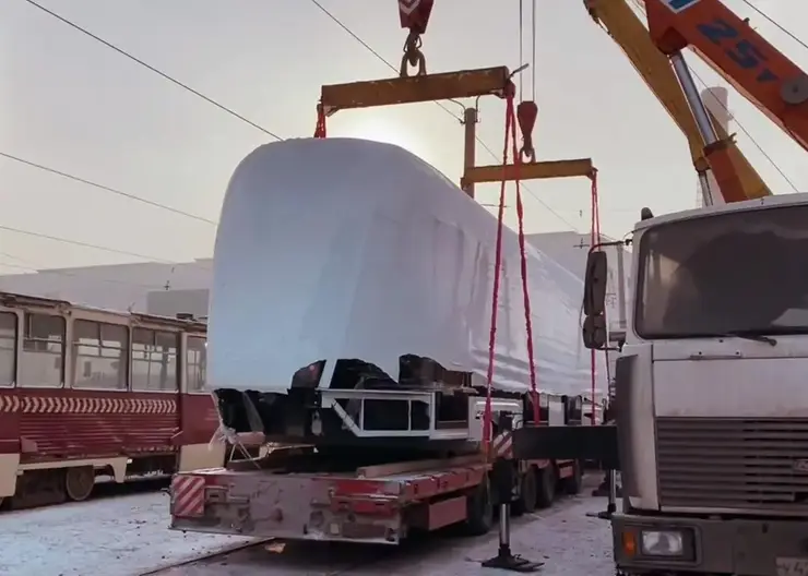 В Красноярск доставили новый трамвай