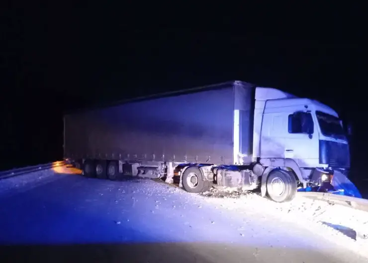 На трассе в Рыбинском районе затруднено движение из-за аварии с грузовиком