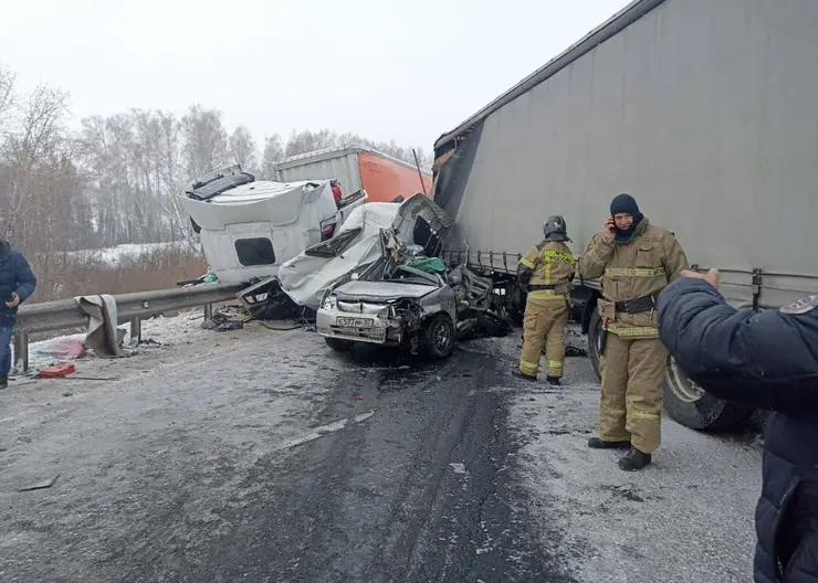 На трассе в Красноярском крае в ДТП с двумя фурами погиб 32-летний водитель
