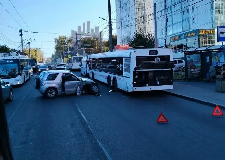 В Красноярске на улице Киренского собралась пробка из-за ДТП с автобусом