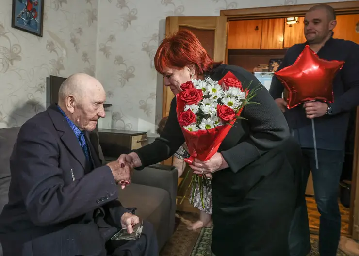 В Красноярске с 98-летием поздравили ветерана Великой Отечественной войны