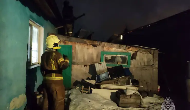 В Красноярске ночью произошел пожар на складе с пивным оборудованием на улице Марии Цукановой