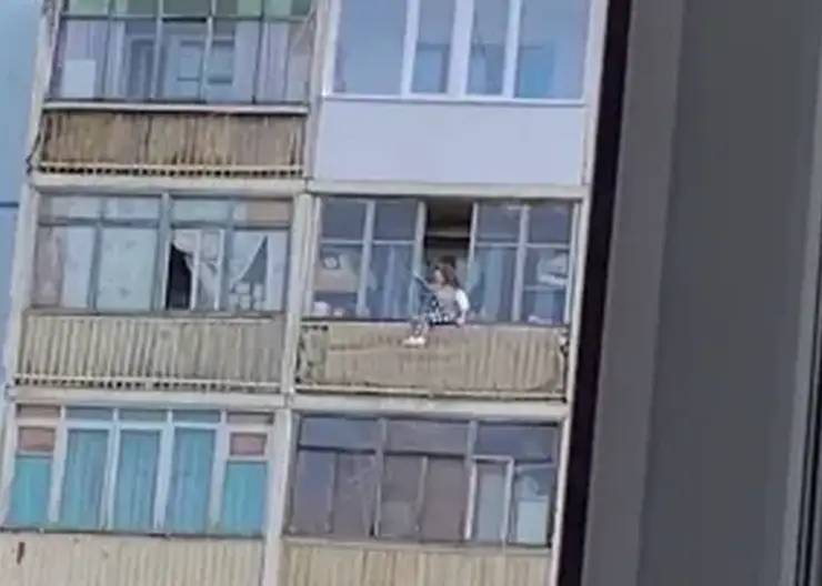 На севере Красноярского края 13-летняя девочка сидела на перилах балкона 8-го этажа