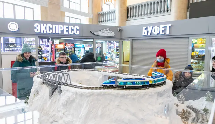 Новогодняя инсталляция «Снежная магистраль» появилась на железнодорожном вокзале в Красноярске