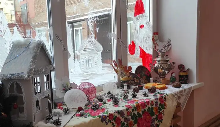 В школах и детсадах Красноярска украшают помещения к Новому году