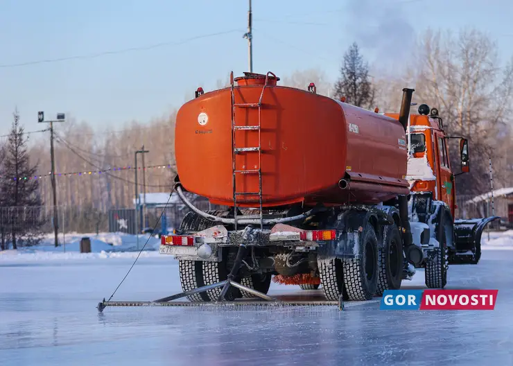 В Красноярске из-за снегопада 9 марта не работает каток на острове Татышев