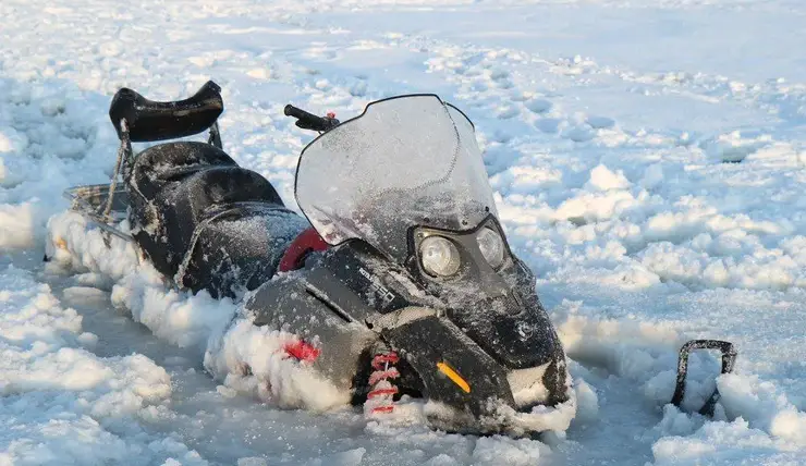 На Красноярском водохранилище под лёд провалился снегоход с мужчиной и женщиной