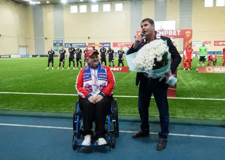 Футбольный клуб «Енисей» подарил своей болельщице инвалидную коляску