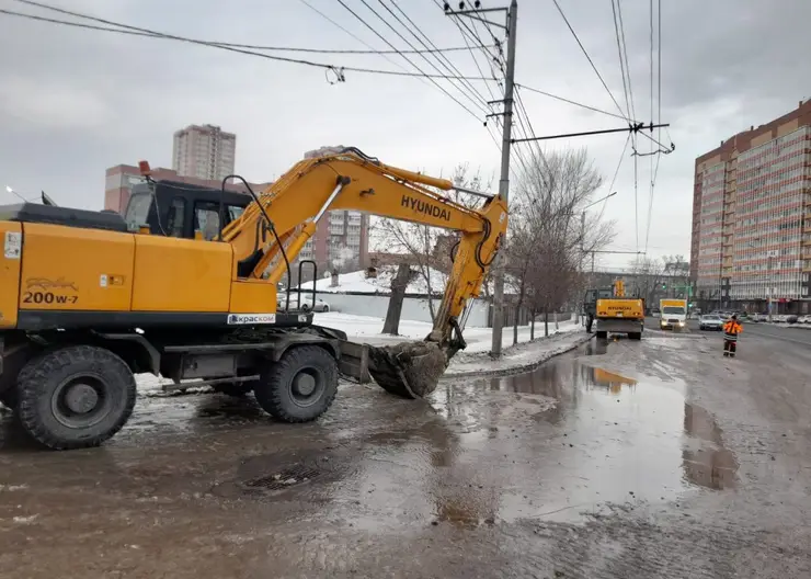 В Красноярске из-за аварии десятки домов на Калинина остались без холодной воды