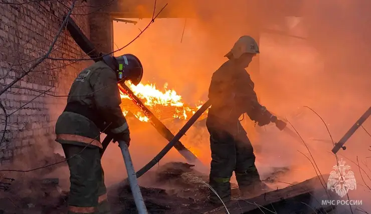 В Красноярском крае горит нежилое здание на 3,5 тысячах квадратных метрах