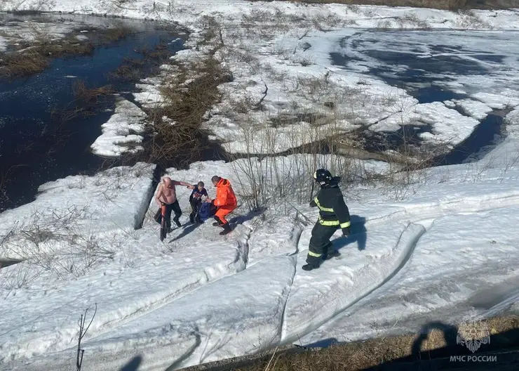 В Красноярском крае случайный прохожий спас провалившегося под лед ребенка