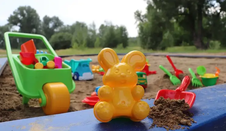 В Красноярске в песочницах Татышев-парка теперь есть игрушки