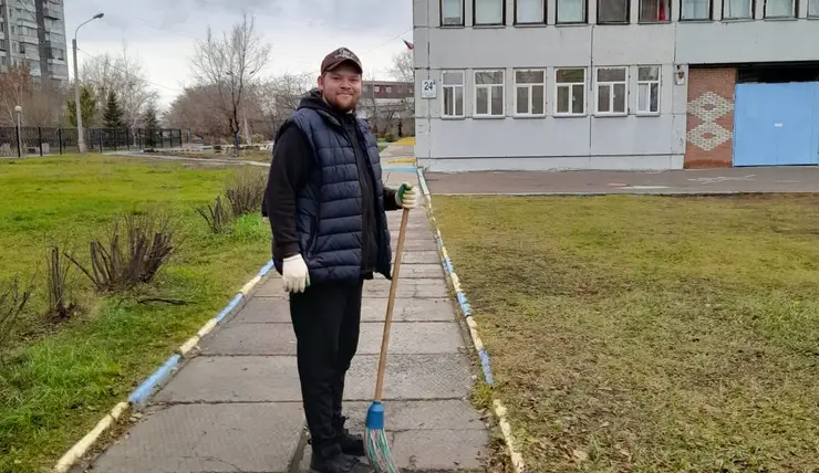 В красноярской школе №16 дворник-художник разрисовывает стены