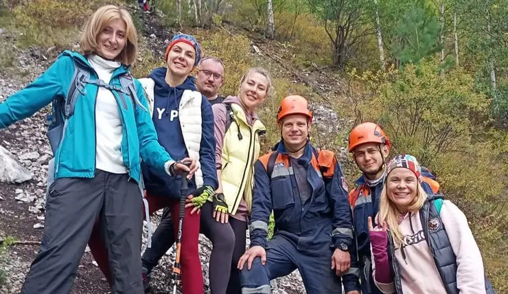 В Красноярском крае 10 туристов забрались на скалу и не смогли спуститься