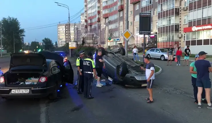 В Красноярске на улице Свердловской водитель не пропустил встречный автомобиль и перевернулся