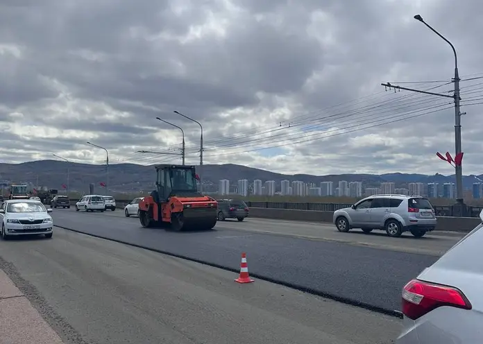 В Красноярске начали укладывать асфальт на Коммунальном мосту